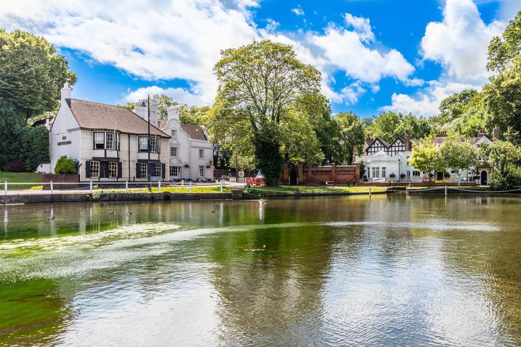 Greyhound Hotel Carshalton Bagian luar foto